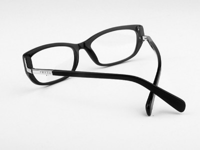 眼镜架不小心给弄坏了怎么办呢？选用聚厉牌电子密封胶