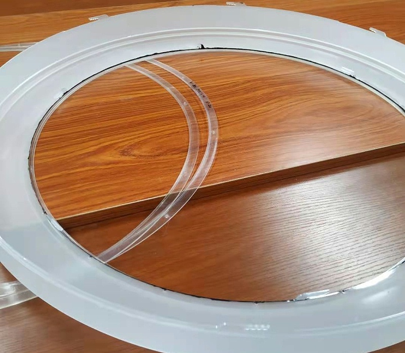 灯具是照明工具的统称，包括除光源外所有用于固定和?；す庠此璧娜苛悴考约坝氲缭戳铀璧南呗犯郊?。在?；せ肪场⒄湎ё试吹睦砟钌钊肴诵牡慕裉?，灯具用什么胶粘既牢固又环保？